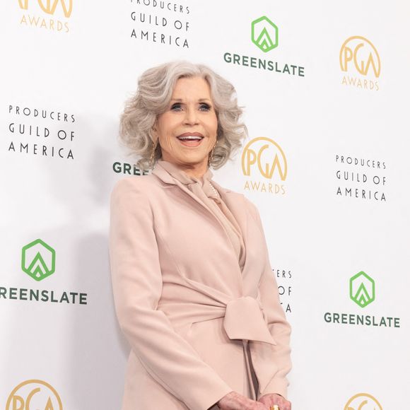 Cette apparition illustre une vision assumée du vieillissement.

JANE FONDA assiste à la 36ème édition des Producers Guild Awards qui se tient au Fairmont Century Plaza à Century City, Californie. © Charlie Steffens/ZUMA Press Wire