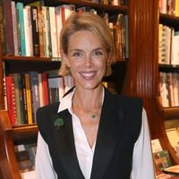 Du marbre et une bibliothèque immense : Dans la cuisine de Julie Andrieu, installée à Versailles avec son célèbre mari et leurs enfants