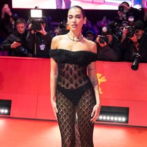 Dua Lipa sur la table ronde avant la première de "Rosebush Pruning" à la Berlinale dans le théâtre de la Potsdamer Platz lors de la 76ème édition du festival international du film de Berlin (La Berlinale 2026), le 14 février 2026. © Action Press / Bestimage