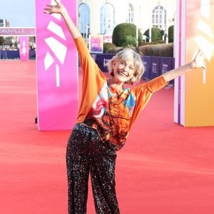 Interrogée sur son look par la journaliste Leslie Benaroch, créatrice du célèbre "Point Mode", Lio a fait sensation. "De la frip' !" a-t-elle déclaré sans détour au sujet de l'origine des pièces de sa tenue. 

Lio lors de l'ouverture de la 52ème édition du Festival du Cinema Américain de Deauville, France, le 4 septembre 2026. 

© Denis Guignebourg/Bestimage