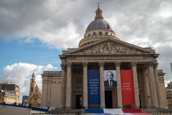 Les derniers préparatifs sont en cours avant l'entrée au Panthéon de Robert Badinter, jeudi 9 octobre, à l'occasion du 44e anniversaire de l'abolition de la peine de mort, qu'il a contribué à inscrire dans le droit français en tant que ministre de la Justice.
Un hommage sera rendu à l'ancien ministre, décédé en février 2024, lors d'une cérémonie solennelle présidée par Emmanuel Macron. Photo par Denis Prezat/ABACAPRESS.COM