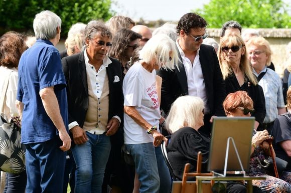 Laurent Voulzy, Margit, la première femme du défunt, et son fils Jean-Pierre Danel - Obsèques de Pascal Danel au cimetière de Bazoches-sur-le-Betez, le 31 juillet 2024. Sa famille et ses amis dont L.Voulzy, H.Léonard et B.Sauvat sont venus lui rendre un dernier hommage. Pascal Danel est décédé le 25 juillet 2024, victime d’un malaise cardiaque après une opération, à l'âge de 80 ans.
© Romain Doucelin / Bestimage