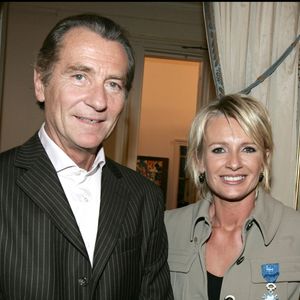 Sophie Davant reçoit les insignes de chevalier dans l'ordre national du Mérite. Avec William Leymergie. AGENCE / BESTIMAGE