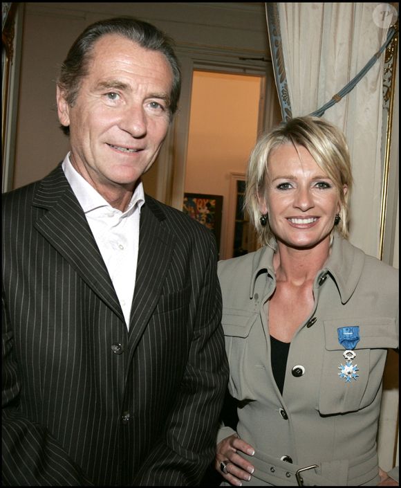 Sophie Davant reçoit les insignes de chevalier dans l'ordre national du Mérite. Avec William Leymergie. AGENCE / BESTIMAGE