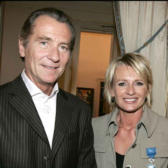 Sophie Davant reçoit les insignes de chevalier dans l'ordre national du Mérite. Avec William Leymergie. AGENCE / BESTIMAGE