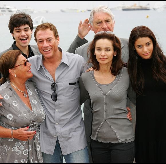 Jean-Claude Van Damme avec ses parents Eliane et Eugène, sa femme Gladys et ses enfants Bianca et Kristopher - 61ème festival de Cannes 2008 - Photocall du film JCVD.