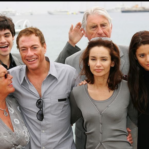 Jean-Claude Van Damme avec ses parents Eliane et Eugène, sa femme Gladys et ses enfants Bianca et Kristopher - 61ème festival de Cannes 2008 - Photocall du film JCVD.