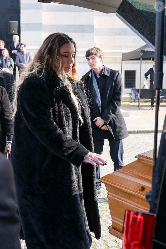 Milla Savarese, la fille de la défunte à la sortie des obsèques d'Emilie Dequenne au cimetière Père Lachaise à Paris, France, le 26 mars 2025. © Cyril Moreau/Bestimage