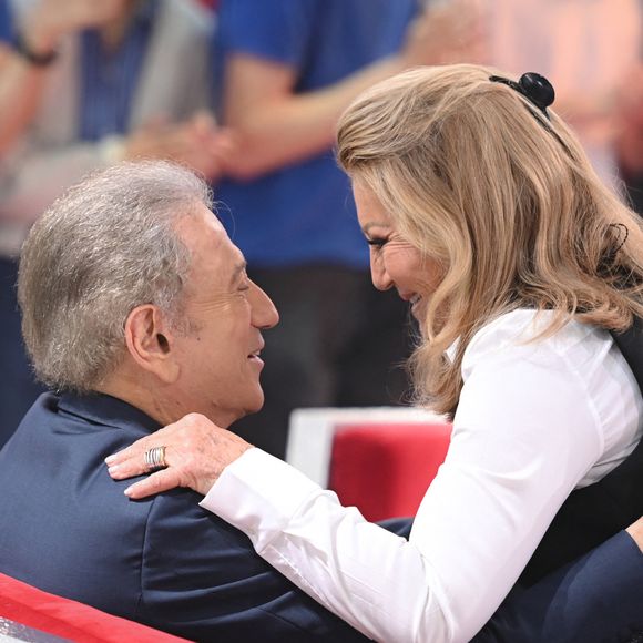 Il en a profité pour remercier France Télévisions d'avoir attendu son retour pour reprendre son émission culte.

Exclusif - Sheila et Michel Drucker  - Enregistrement de l'émission Vivement dimanche au studio Rive Gauche, le 21 mars 2025, présentée par M.Drucker et diffusée sur France 3 le 30 mars 2025.  © Guillaume Gaffiot / Bestimage