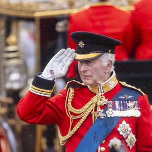 Le roi Charles III d'Angleterre - Les membres de la famille royale britannique au Palais de Buckingham lors de la parade militaire "Trooping the Colour" à Londres, Royaume Uni, le 15 juin 2024. © Ian Vogler/MirrorPix/Bestimage