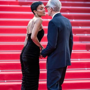 Tournée dans les rues de Paris, la séquence met en scène leur complicité à travers plusieurs tableaux élégants.

Narah Baptista et son compagnon Vincent Cassel (montre Audemars Piguet) - Montée des marches du film « Histoires parallèles » lors du 79e Festival international du film de Cannes, le 14 mai 2026. © Jacovides-Moreau / Bestimage