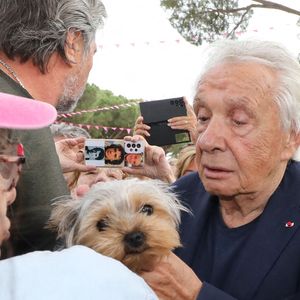 Exclusif - Michel Sardou remet le trophée au vainqueur - Michel Sardou rend hommage à son père en famille lors du premier trophée de pétanque "Fernand Sardou" à Bormes-les-Mimosas le 29 mai 2026. 

© Franz Chavaroche / Bestimage