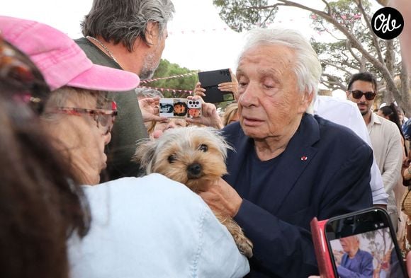 Exclusif - Michel Sardou remet le trophée au vainqueur - Michel Sardou rend hommage à son père en famille lors du premier trophée de pétanque "Fernand Sardou" à Bormes-les-Mimosas le 29 mai 2026. 

© Franz Chavaroche / Bestimage