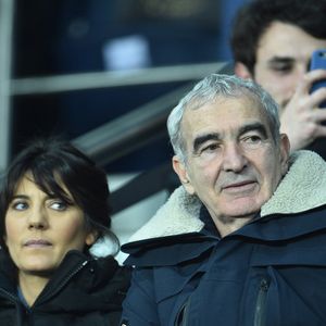 L'occasion de constater que le jeune homme est le parfait mélange de ses parents !

Estelle Denis et Raymond Domenech dans les tribunes lors du match de quart de finale de la Coupe de Ligue opposant le Paris Saint-Germain à l'AS Saint-Etienne au Parc des Princes à Paris, France, le 8 janvier 2020. le PSG a gagné 6-1. © Giancarlo Gorassini/Bestimage