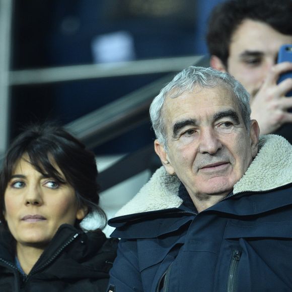L'occasion de constater que le jeune homme est le parfait mélange de ses parents !

Estelle Denis et Raymond Domenech dans les tribunes lors du match de quart de finale de la Coupe de Ligue opposant le Paris Saint-Germain à l'AS Saint-Etienne au Parc des Princes à Paris, France, le 8 janvier 2020. le PSG a gagné 6-1. © Giancarlo Gorassini/Bestimage