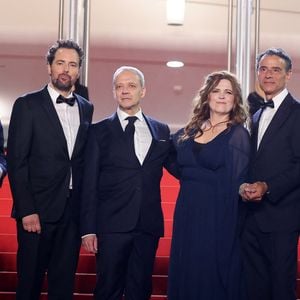 Daniel Auteuil, Jacques Weber, Loïc Legendre, Emmanuel Salinger, Agnès Jaoui, Vincenzo Amato, Eye Haïdara et Patrick Mille - Montée des marches du film " L'objet du délit " lors du 79ème Festival International du Film de Cannes, le 22 mai 2026. © Jacovides-Moreau / Bestimage