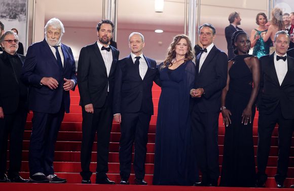 Daniel Auteuil, Jacques Weber, Loïc Legendre, Emmanuel Salinger, Agnès Jaoui, Vincenzo Amato, Eye Haïdara et Patrick Mille - Montée des marches du film " L'objet du délit " lors du 79ème Festival International du Film de Cannes, le 22 mai 2026. © Jacovides-Moreau / Bestimage