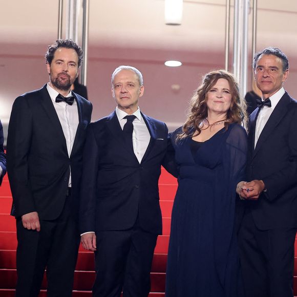 Daniel Auteuil, Jacques Weber, Loïc Legendre, Emmanuel Salinger, Agnès Jaoui, Vincenzo Amato, Eye Haïdara et Patrick Mille - Montée des marches du film " L'objet du délit " lors du 79ème Festival International du Film de Cannes, le 22 mai 2026. © Jacovides-Moreau / Bestimage