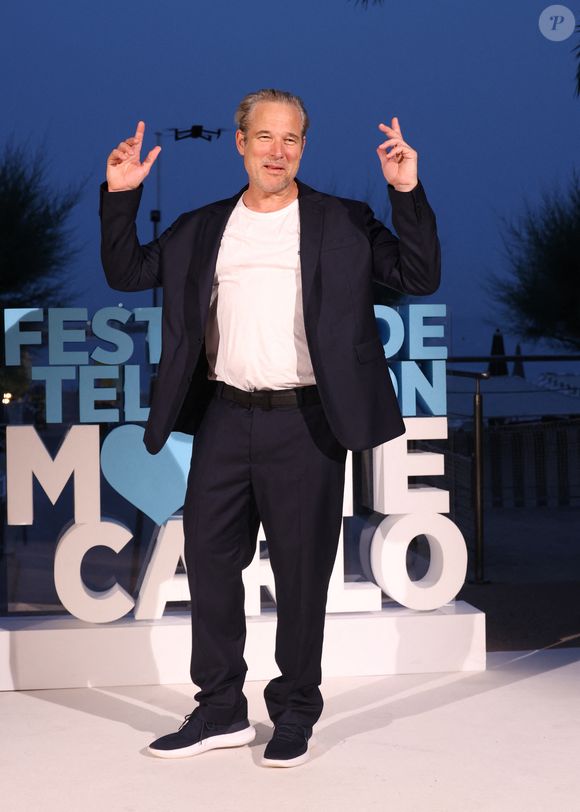 La raison, il l'expliquait plus tard dans "Télématin", en juillet 2024. "Les a priori au début", avait-il fait savoir.

Fabrice Deville - After-party au Monte Carlo Beach lors du 64ème Festival de Télévision de Monte Carlo au Grimaldi Forum de Monaco le 13 juin 2025.
© Denis Guignebourg / Bestimage