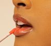 Les maisons comme Guerlain et Dior déclinent ces soins hybrides dans des versions plus luxueuses et pailletées.