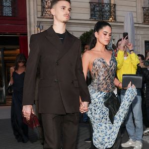 Roméo Beckham et sa compagne Kim Turnbull sortent de l'hôtel La Réserve Paris - Hotel and Spa pour se rendre au défilé de Victoria en marge de la Fashion Week de Paris (PFW), à Paris, France, le 7 mars 2025. © Cyril Moreau/Bestimage
