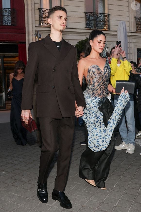 Roméo Beckham et sa compagne Kim Turnbull sortent de l'hôtel La Réserve Paris - Hotel and Spa pour se rendre au défilé de Victoria en marge de la Fashion Week de Paris (PFW), à Paris, France, le 7 mars 2025. © Cyril Moreau/Bestimage