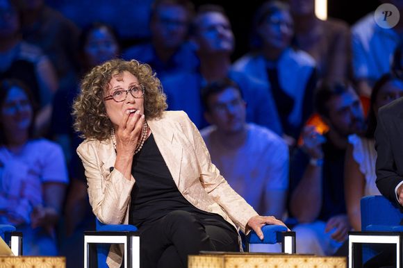 Exclusif - Mireille Dumas lors de l'enregistrement de l'émission "La Boîte à secrets", présentée par F.Bollaert et diffusée le 26 septembre 2025 sur France 3, dans les studios du Lendit à Saint-Denis, Seine Saint-Denis, France, le 8 septembre 2025. © Pierre Perusseau/Bestimage