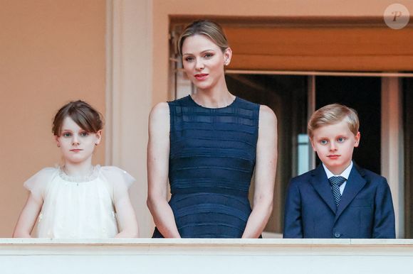 La Princesse a exprimé ses "sincères remerciements" à l'équipe qui devait l'accueillir au Japon.

La princesse Charlène de Monaco et ses enfants lors de la célébration de la fête de la Saint-Jean sur la Place du Palais princier de Monaco, le 23 juin 2025. 

Photo : Claudia Albuquerque / Bestimage