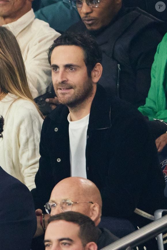 Et les nombreux coeurs postés par Camille Combal dans les commentaires en disent long sur la joie qu'il ressent !
Camille Combal dans les tribunes lors du match de football Ligue 1 Uber Eats opposant le PSG à l'OM (4-0) au Parc des Princes à Paris le 24 septembre 2023. © Cyril Moreau/Bestimage