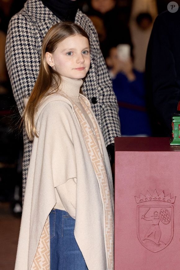 La princesse Gabriella de Monaco, comtesse de Carladès - La famille princière de Monaco lors du lancement des illuminations de Noël organisées par la municipalité de Monaco sur la Place d'Armes le 27 novembre 2025.
© Olivier Huitel / Pool / Bestimage