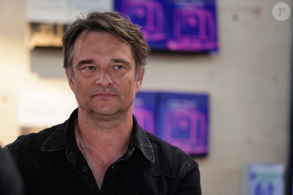 David Hallyday signe son livre au Festival du livre de Paris, au Grand Palais éphémère, le 14 avril 2024. Photo par Thibaud MORITZ/ABACAPRESS.COM