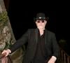 Un geste qui a suscité de nombreuses critiques, certains dénonçant un traitement de faveur pour faire protéger sa demeure contre les cambriolages.

Pascal Obispo en backstage de l'enregistrement de l’émission La Grande Fête de Carcassonne, diffusée le samedi 6 septembre à 21.10 sur France 2, dans la Cité Médiévale de Carcassonne, France, le 24 juin 2025. © Jack Tribeca/Bestimage