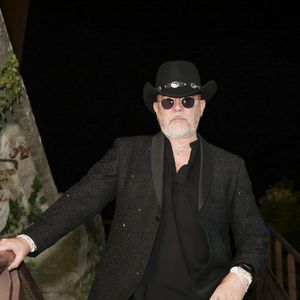Un geste qui a suscité de nombreuses critiques, certains dénonçant un traitement de faveur pour faire protéger sa demeure contre les cambriolages.

Pascal Obispo en backstage de l'enregistrement de l’émission La Grande Fête de Carcassonne, diffusée le samedi 6 septembre à 21.10 sur France 2, dans la Cité Médiévale de Carcassonne, France, le 24 juin 2025. © Jack Tribeca/Bestimage