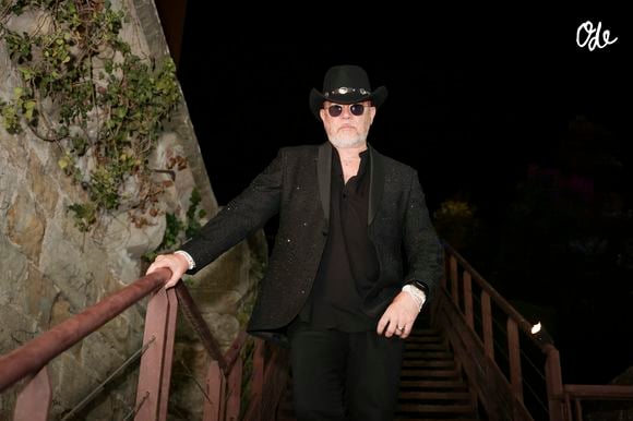 Un geste qui a suscité de nombreuses critiques, certains dénonçant un traitement de faveur pour faire protéger sa demeure contre les cambriolages.

Pascal Obispo en backstage de l'enregistrement de l’émission La Grande Fête de Carcassonne, diffusée le samedi 6 septembre à 21.10 sur France 2, dans la Cité Médiévale de Carcassonne, France, le 24 juin 2025. © Jack Tribeca/Bestimage