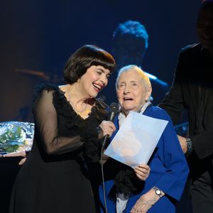 "J’habite à Paris, à Neuilly exactement. Par contre, la maison familiale, c’est à Avignon. Pour les fêtes, nous allons chez maman", a-t-elle déclaré, faisant référence ici à Marcelle-Sophie Poirier, emportée par une embolie pulmonaire à 94 ans le 20 mars 2016.

Mireille Mathieu et mère Marcelle-Sophie Poirier lors de son concert à Lille, le 14 novembre 2014 © VANSTEENKISTE STEPHANE / BESTIMAGE