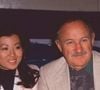 Betsy était au sol dans la salle de bain, avec des comprimés de médicaments pour la thyroïde éparpillés autour d’elle.
Gene Hackman et Betsy Arakawa en novembre 1989. Laura Luongo/PIP-Landmark Media. Photo by Alamy/ABACAPRESS.COM