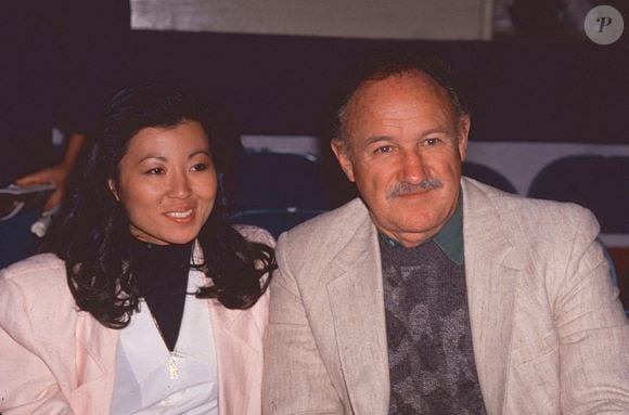 Betsy était au sol dans la salle de bain,  avec des comprimés de médicaments pour la thyroïde éparpillés autour d’elle.

Gene Hackman et Betsy Arakawa en novembre 1989.  Laura Luongo/PIP-Landmark Media. Photo by Alamy/ABACAPRESS.COM