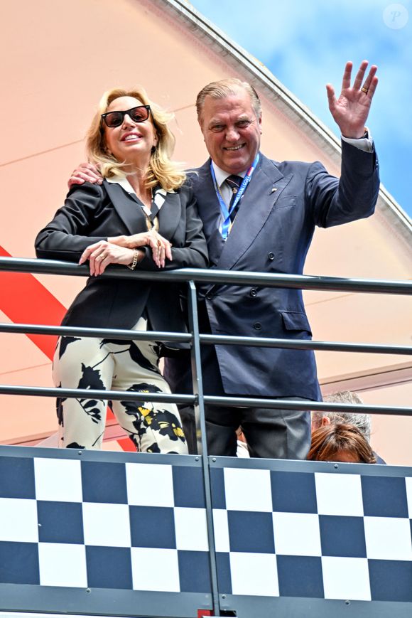 Les parents de Maria Carolina, dont la romance avec Jordan Bardella fait grand bruit, ont rayonné sous le soleil monégasque.


Le prince et la princesse Charles et Camilla de Bourbon des Deux Siciles durant le Monaco E-Prix 2026, Round 10, le 17 mai 2026.  © Bruno Bebert / Bestimage