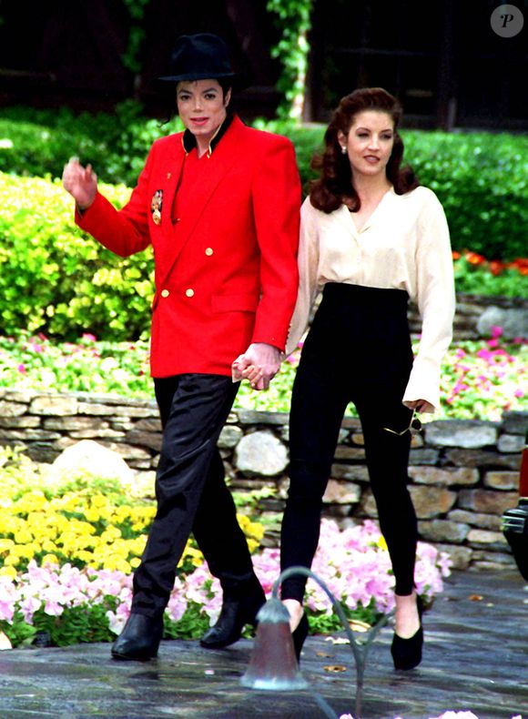 Archives - Michael Jackson et Lisa Marie Presley se tiennent la main lors d'un rendez-vous photo à Neverland, le 18 avril 1995.

© Globe Photos/ZUMA Wire / Bestimage