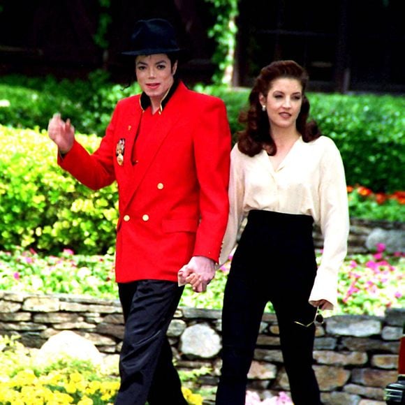 Archives - Michael Jackson et Lisa Marie Presley se tiennent la main lors d'un rendez-vous photo à Neverland, le 18 avril 1995.

© Globe Photos/ZUMA Wire / Bestimage