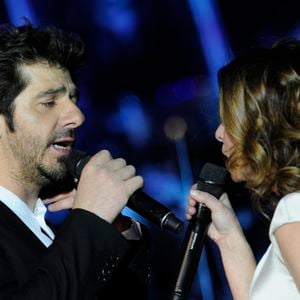 Patrick Fiori (Phoebus dans "Le temps des cathedrales") et Julie Zenatti (Fleur de Lys dans "Notre Dame de Paris") - Les chanteurs de la comedie musicale Notre Dame de Paris en concert au stade Olympiysky a Moscou. Le 7 mars 2013