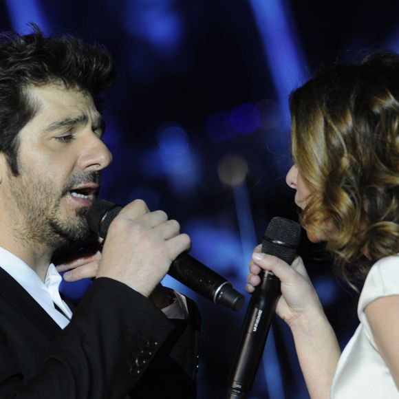 Patrick Fiori (Phoebus dans "Le temps des cathedrales") et Julie Zenatti (Fleur de Lys dans "Notre Dame de Paris") - Les chanteurs de la comedie musicale Notre Dame de Paris en concert au stade Olympiysky a Moscou. Le 7 mars 2013