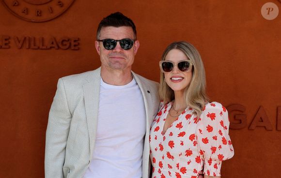 Des invités internationaux, comme l'actrice irlandaise Amy Huberman et son mari l'ancien rugbyman Brian O'Driscoll, sont venus compléter ce casting de choix.

Amy Huberman et Brian O'Driscoll au village lors des Internationaux de France de Tennis de Roland Garros 2026. Paris, le 26 mai 2026.
© Jacovides / Moreau / Bestimage