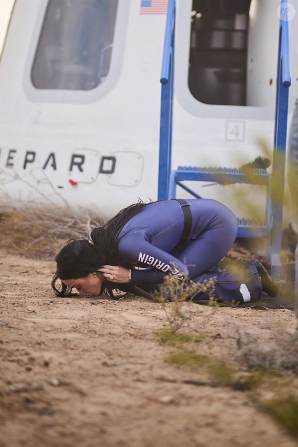 Visiblement ravie, à son retour sur terre elle a même embrassé le sol.

Katy Perry - La chanteuse américaine Katy Perry s'est envolée lundi 14 avril 2025 à plus de 100 kilomètres d'altitude à bord d'une fusée de Blue Origin, l'entreprise spatiale du fondateur d'Amazon. Elle était accompagnée de cinq autres femmes, la journaliste Gayle King, l’ingénieure aérospatiale Aisha Bowe, l’activiste Amanda Nguyen, la productrice Kerianne Flynn et Lauren Sánchez, pilote et compagne de Jeff Bezos, fondateur de Blue Origin. © Blue Origin via Bestimage