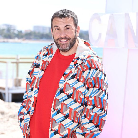 Laurent Ournac lors du photo call de ''Camping paradis'  sur la plage du Majestic lors de la 7eme saison de 'CanneSeries' à Cannes le 6 Avril 2024 

Denis Guignebourg/BestImage
