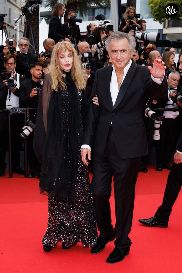 Épouse de Bernard-Henri Lévy, l'artiste mène une vie toujours aussi intense entre cinéma, musique et apparitions publiques.

Arielle Dombasle, Bernard-Henri Lévy - Montée des marches du film "Partir un jour" pour la cérémonie d’ouverture du 78ème Festival International du Film de Cannes. Le 13 mai 2025.

© Jacovides-Moreau / Bestimage