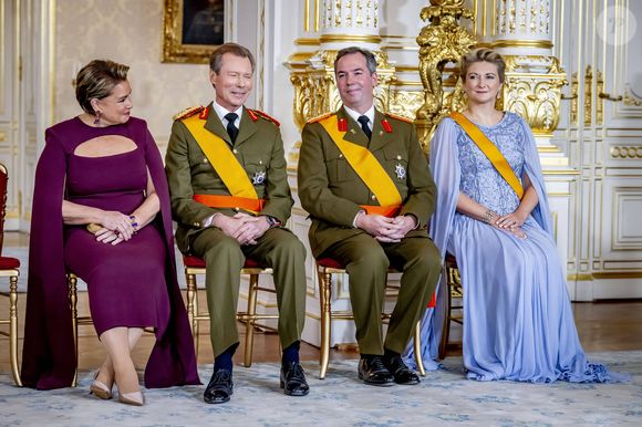 Le fils aîné de Henri 1er est officiellement devenu Guillaume V. 

Grand-duc Henri de Luxembourg, grande-duchesse Maria Teresa de Luxembourg, prince Guillaume (héritier du trône de Luxembourg), Stéphanie de Lannoy (future grande-duchesse de Luxembourg) : cérémonie d'adieu au Palais Grand-Ducal dans le cadre des festivités marquant le changement de souverain au Luxembourg. Premier jour des célébrations à Luxembourg. Photo : Dana Press / Bestimage