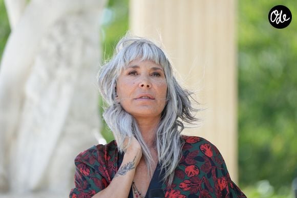 Elle a choisi de décorer avec des objets qui ont du sens : “je l'ai entièrement redécorée avec des objets rapportés de mes voyages, ou chinés dans les boutiques que j'aime”

Zazie lors de l'enregistrement de l'émission "Versailles en fêtes" diffusée le 5 septembre 2026 sur France 2, à Versailles, France, le 6 juillet 2026. © Guebey-Tribeca/Bestimage