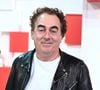 Éric Carrière, l'incontournable membre du duo Les Chevaliers du Fiel, mène une double vie passionnante loin de la scène.

Exclusif - Eric Carriere - Enregistrement de l'émission "Vivement Dimanche, spéciale M.Galabru", au Studio Gabriel à Paris.

© Guillaume Gaffiot / Bestimage