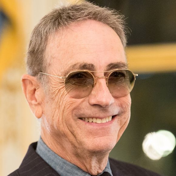 Le jeune musicien assurait alors les premières parties des concerts du chanteur

Alain Chamfort (Commandeur dans l'Ordre des Arts et des Lettres) - Remise de décorations au ministère de la Culture à Paris le 30 octobre 2019. © Cyril Moreau/Bestimage